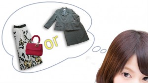私服orスーツで悩む女性
