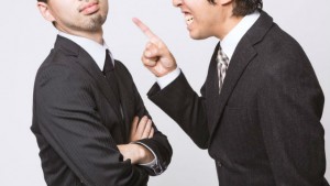怒られているのに相手にしていない男性