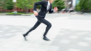 ダッシュする男性
