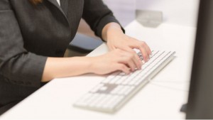 データ入力をする女性