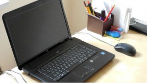 机の上にあるノートパソコン